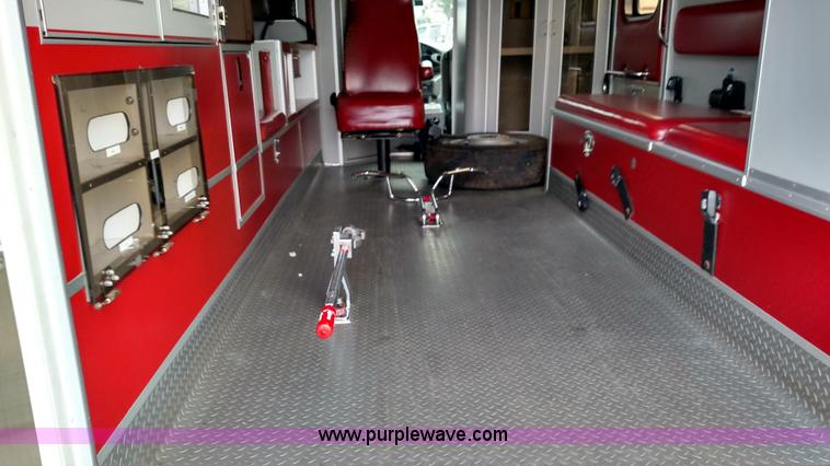 image for item L6020 2006 Ford Econoline E450 ambulance