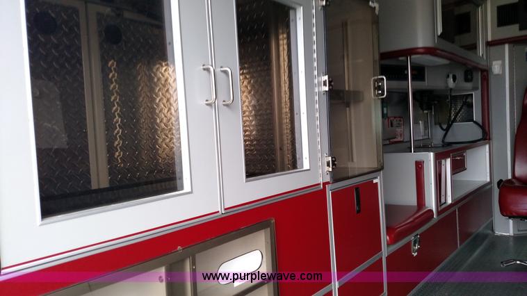 image for item L6020 2006 Ford Econoline E450 ambulance