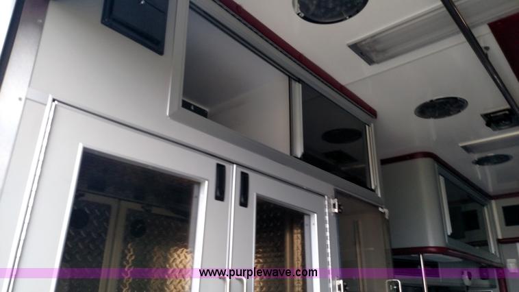 image for item L6020 2006 Ford Econoline E450 ambulance