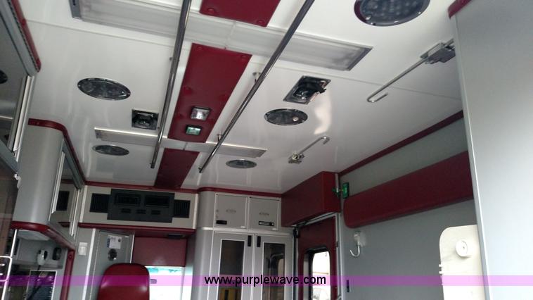 image for item L6020 2006 Ford Econoline E450 ambulance