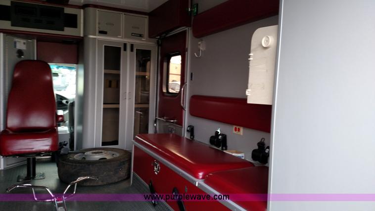 image for item L6020 2006 Ford Econoline E450 ambulance