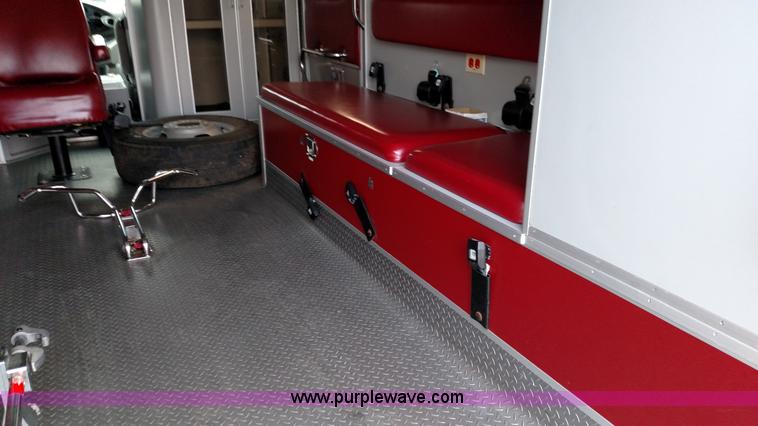 image for item L6020 2006 Ford Econoline E450 ambulance