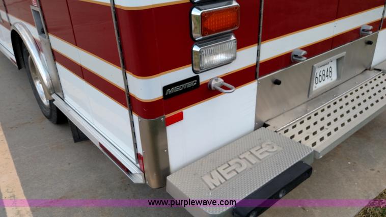 image for item L6020 2006 Ford Econoline E450 ambulance