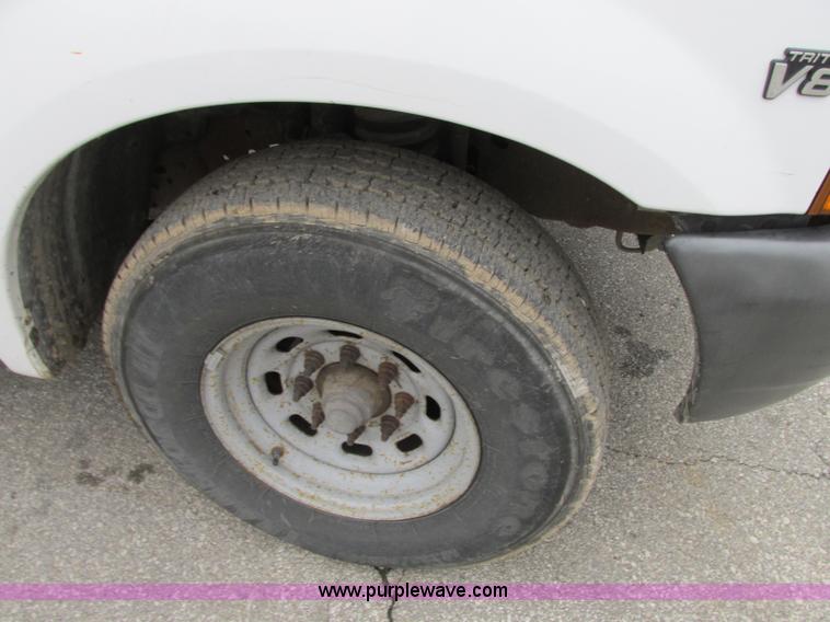 image for item N9274 2000 Ford F250 Super Duty XL pickup truck