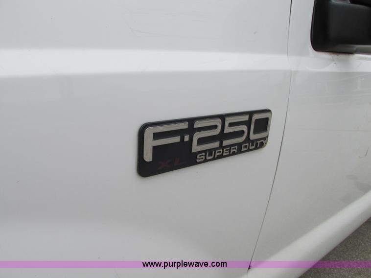 image for item N9274 2000 Ford F250 Super Duty XL pickup truck