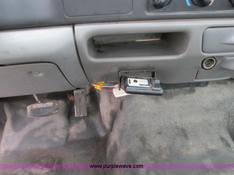 image for item N9274 2000 Ford F250 Super Duty XL pickup truck