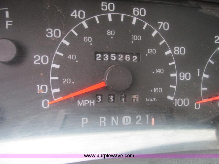 image for item N9274 2000 Ford F250 Super Duty XL pickup truck