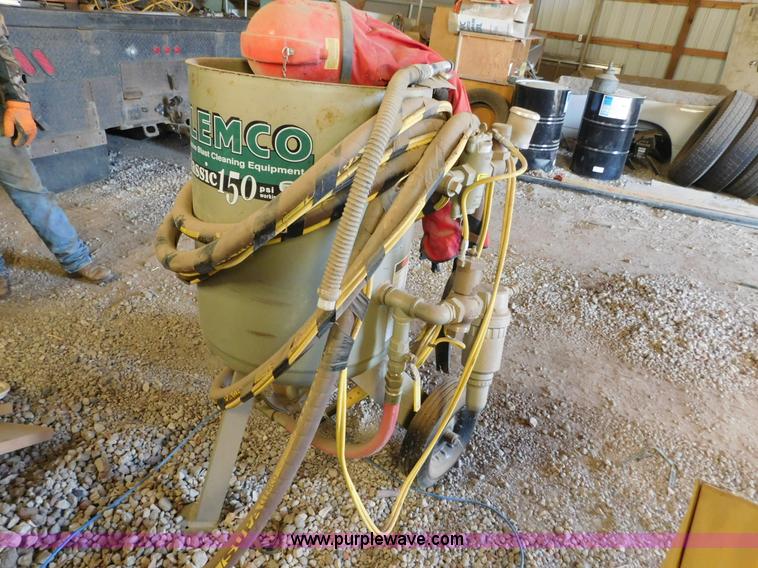 image for item AW9403 2006 Clemco 2452 Classic 150 sand blaster
