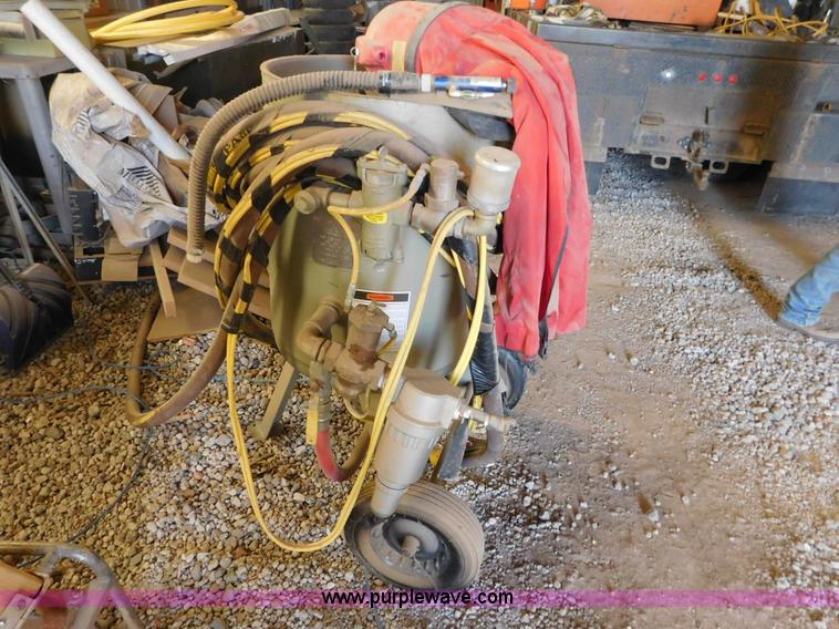 image for item AW9403 2006 Clemco 2452 Classic 150 sand blaster