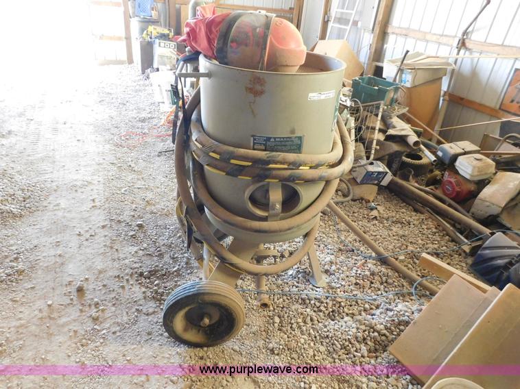 image for item AW9403 2006 Clemco 2452 Classic 150 sand blaster