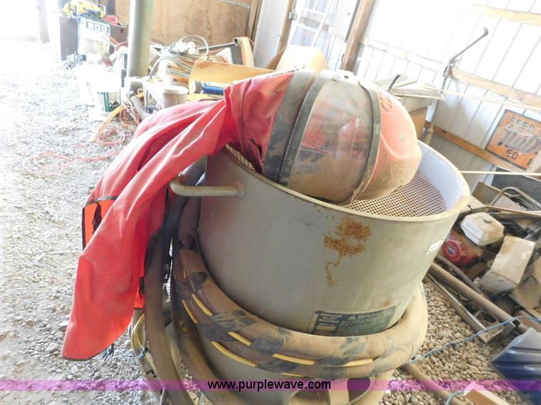 image for item AW9403 2006 Clemco 2452 Classic 150 sand blaster