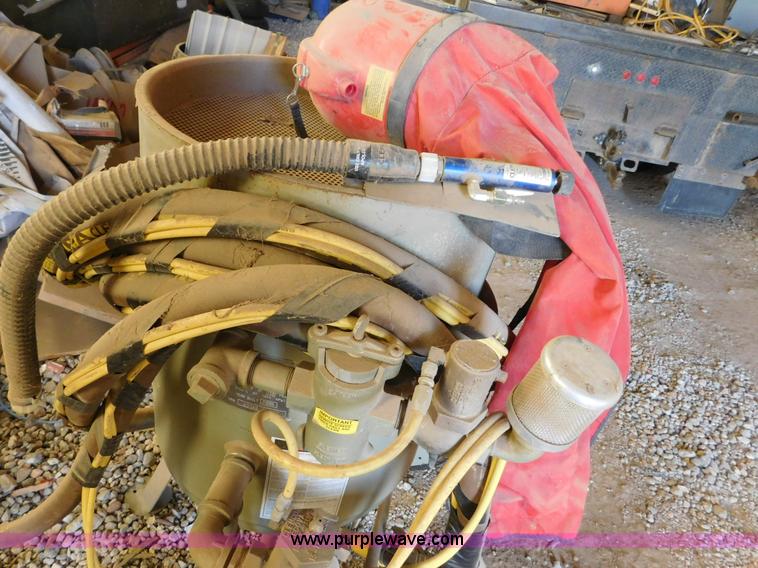 image for item AW9403 2006 Clemco 2452 Classic 150 sand blaster