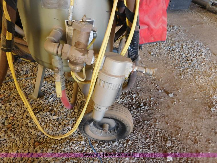 image for item AW9403 2006 Clemco 2452 Classic 150 sand blaster