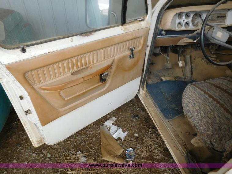 image for item AW9422 1977 Dodge D200 pickup truck