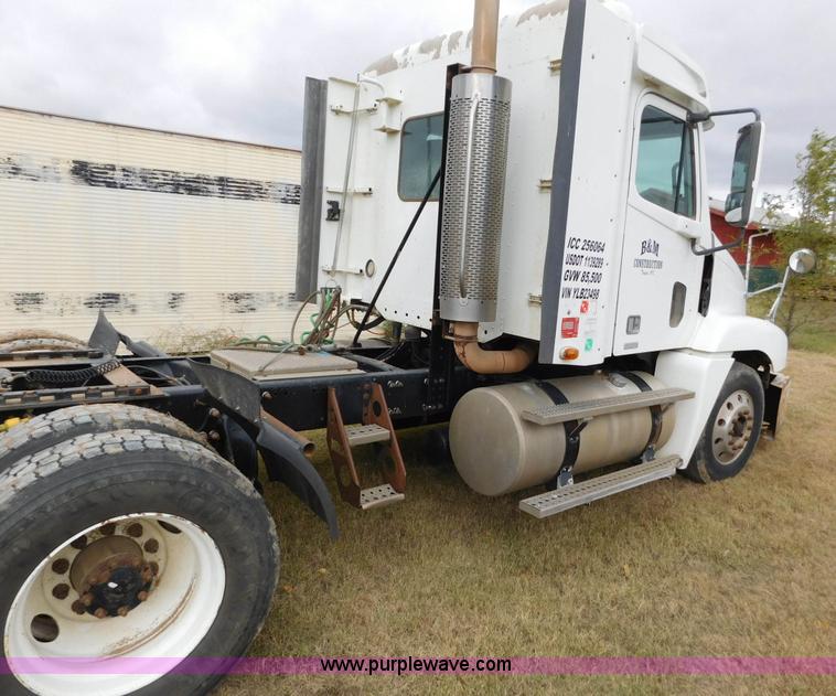 image for item AW9425 2000 Freightliner FC2 Century Class semi truck