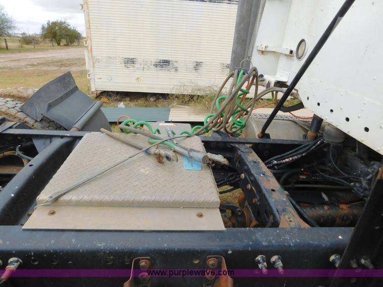 image for item AW9425 2000 Freightliner FC2 Century Class semi truck