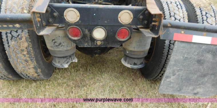 image for item AW9425 2000 Freightliner FC2 Century Class semi truck