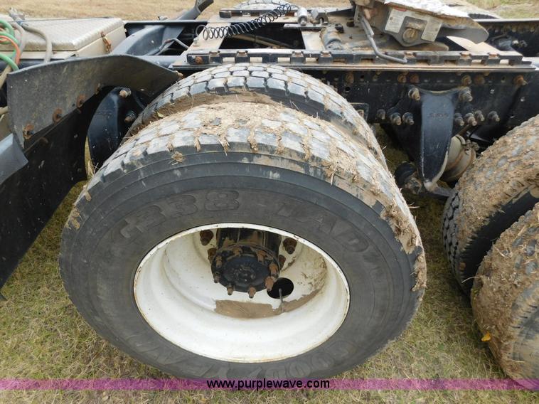 image for item AW9425 2000 Freightliner FC2 Century Class semi truck