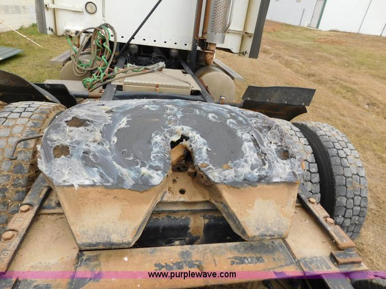 image for item AW9425 2000 Freightliner FC2 Century Class semi truck