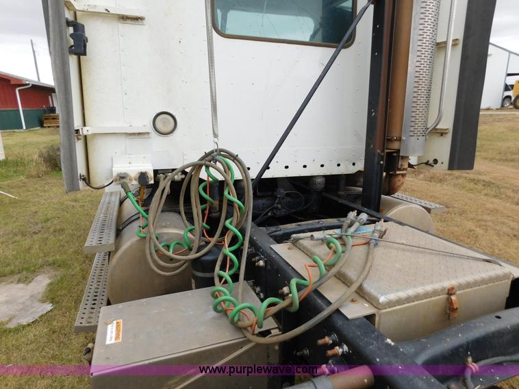 image for item AW9425 2000 Freightliner FC2 Century Class semi truck