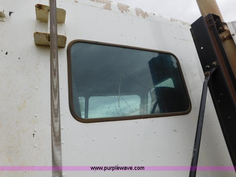 image for item AW9425 2000 Freightliner FC2 Century Class semi truck