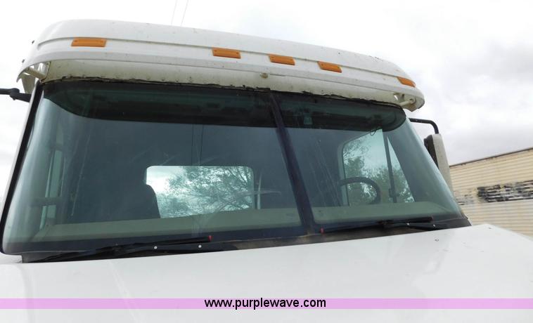 image for item AW9425 2000 Freightliner FC2 Century Class semi truck