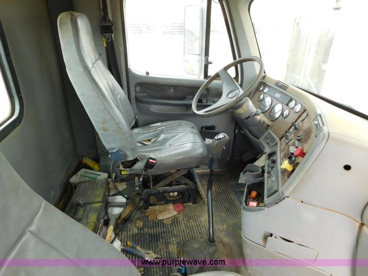 image for item AW9425 2000 Freightliner FC2 Century Class semi truck