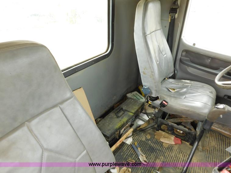 image for item AW9425 2000 Freightliner FC2 Century Class semi truck