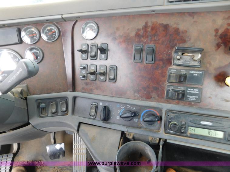 image for item AW9425 2000 Freightliner FC2 Century Class semi truck