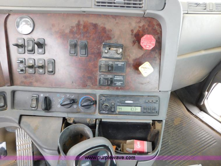 image for item AW9425 2000 Freightliner FC2 Century Class semi truck