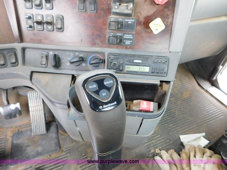 image for item AW9425 2000 Freightliner FC2 Century Class semi truck