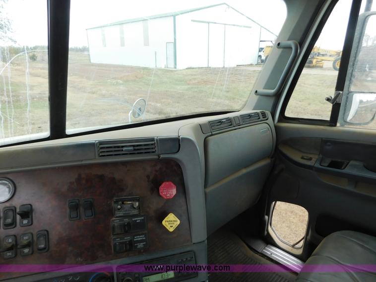 image for item AW9425 2000 Freightliner FC2 Century Class semi truck