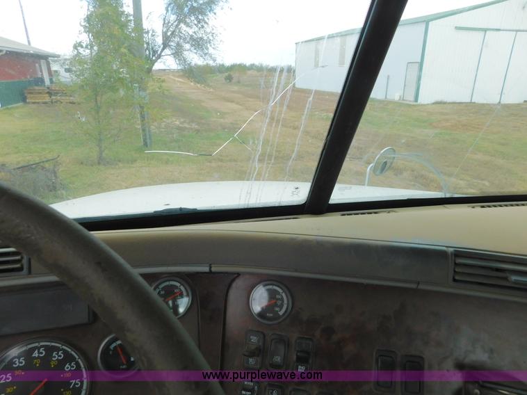 image for item AW9425 2000 Freightliner FC2 Century Class semi truck