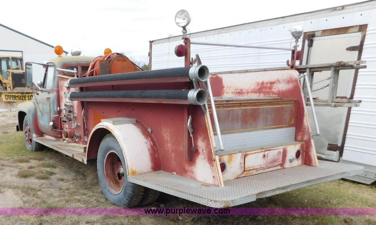 image for item AW9426 1953 Ford F600 fire truck