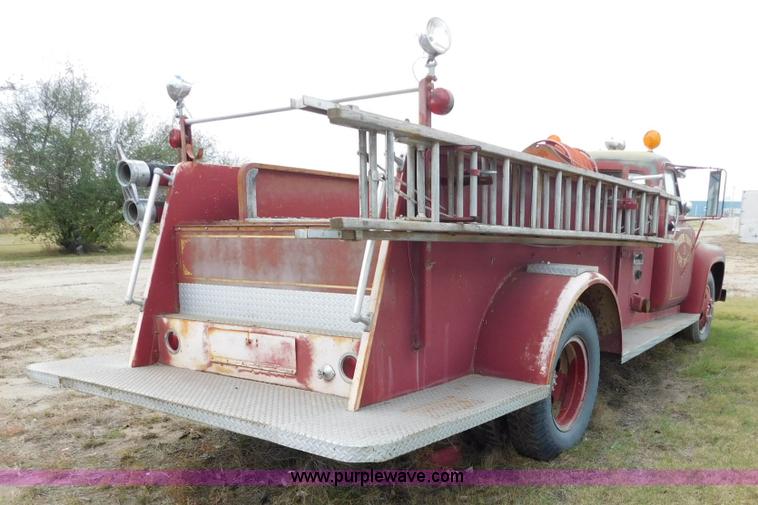 image for item AW9426 1953 Ford F600 fire truck