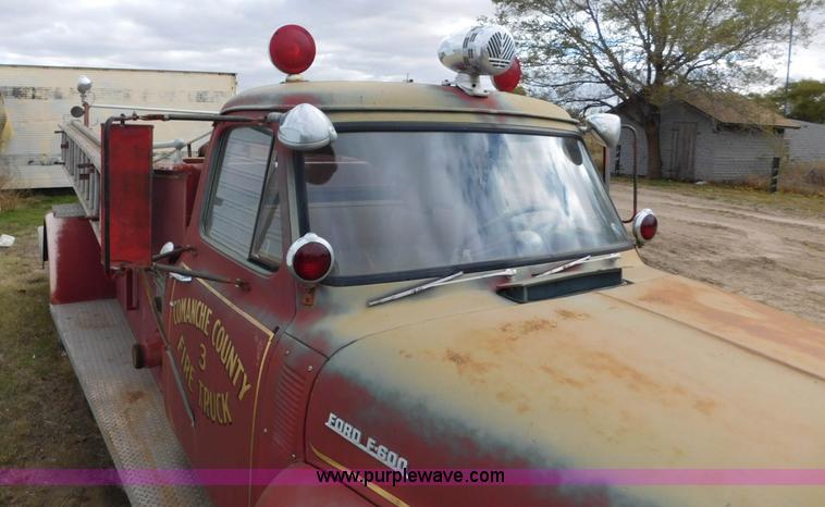image for item AW9426 1953 Ford F600 fire truck