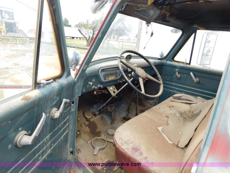 image for item AW9426 1953 Ford F600 fire truck