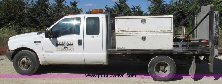 image for item BS9974 2000 Ford F350 Super Duty XL SuperCab flatbed pickup truck