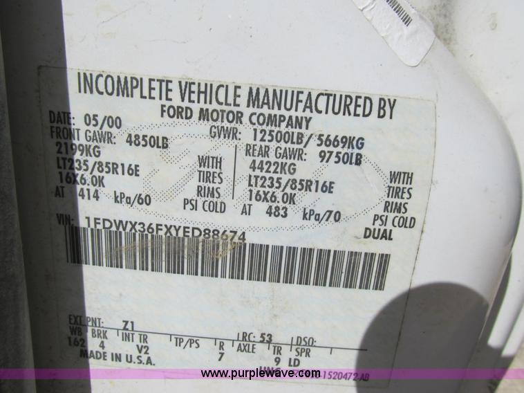 image for item BS9974 2000 Ford F350 Super Duty XL SuperCab flatbed pickup truck