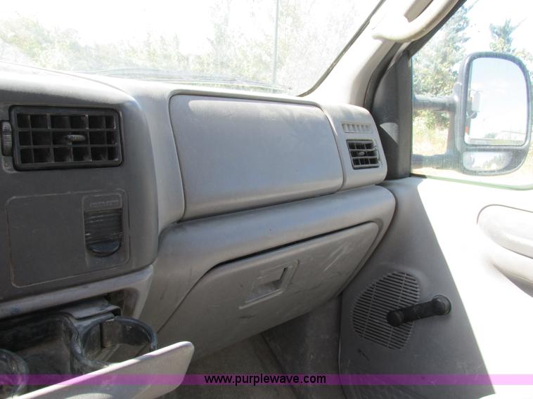 image for item BS9974 2000 Ford F350 Super Duty XL SuperCab flatbed pickup truck