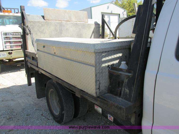 image for item BS9974 2000 Ford F350 Super Duty XL SuperCab flatbed pickup truck