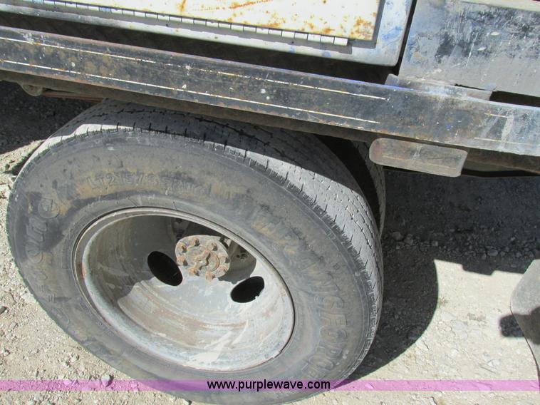 image for item BS9974 2000 Ford F350 Super Duty XL SuperCab flatbed pickup truck