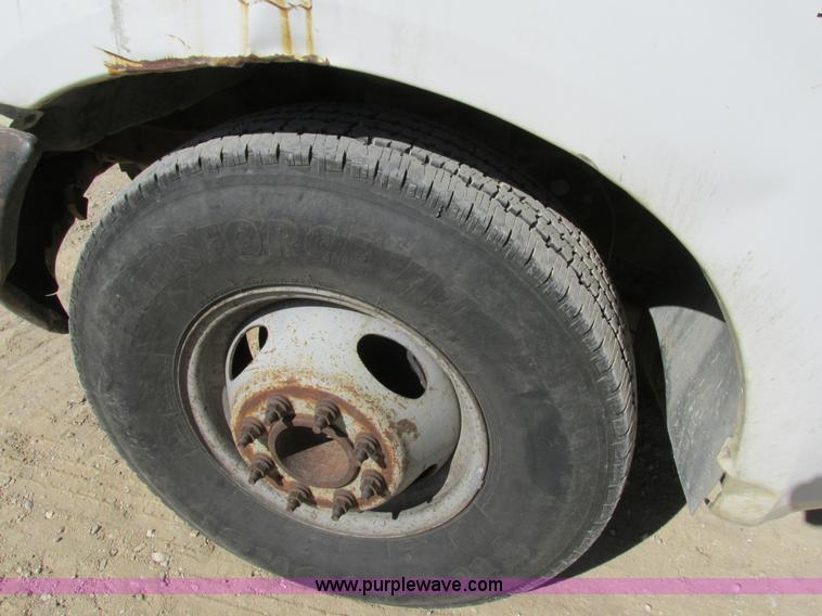 image for item BS9974 2000 Ford F350 Super Duty XL SuperCab flatbed pickup truck