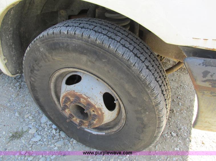 image for item BS9974 2000 Ford F350 Super Duty XL SuperCab flatbed pickup truck