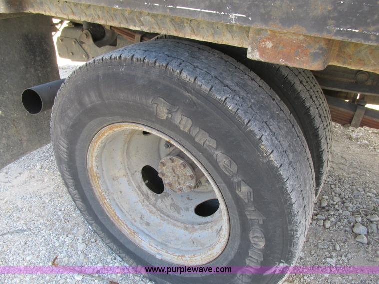 image for item BS9974 2000 Ford F350 Super Duty XL SuperCab flatbed pickup truck