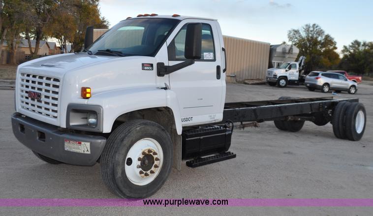 image for item G7021 2006 GMC C6500 truck cab and chassis