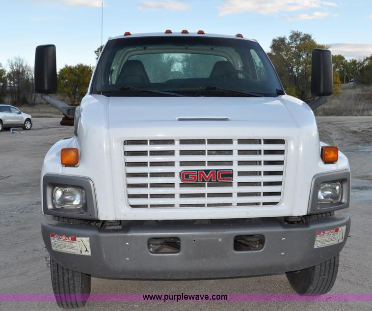 image for item G7021 2006 GMC C6500 truck cab and chassis
