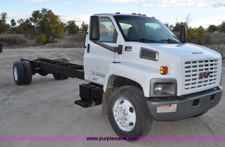image for item G7021 2006 GMC C6500 truck cab and chassis