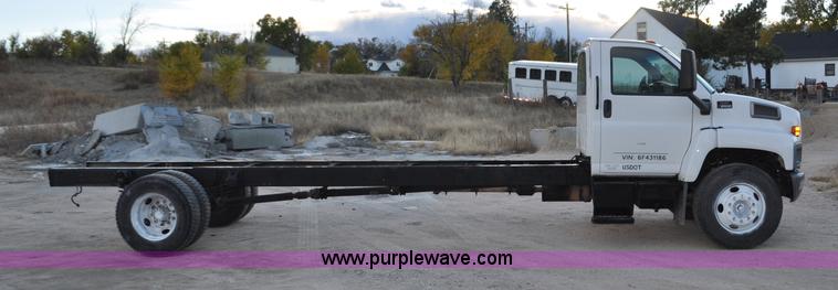 image for item G7021 2006 GMC C6500 truck cab and chassis