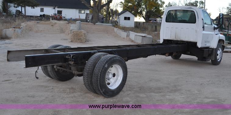 image for item G7021 2006 GMC C6500 truck cab and chassis